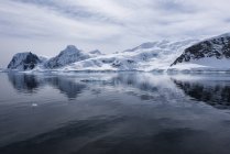 Kalte Landschaft spiegelt sich im Wasser wider — Stockfoto