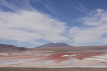 Laguna colorada mit Hügeln — Stockfoto