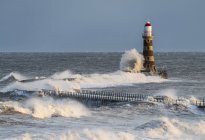 Волны бьются о маяк Рокера — стоковое фото