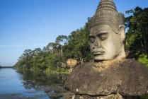 Південні ворота Ангкор-тома — стокове фото