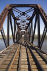 La ferrovia passa attraverso un ponte — Foto stock