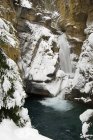 Cascada en invierno, Johnston Canyon - foto de stock