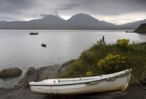 Barche sull'acqua e sulla riva — Foto stock