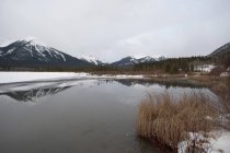 Lago de montaña en las Montañas Rocosas canadienses - foto de stock