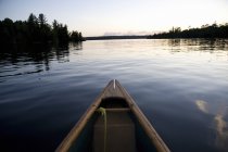 Lago de los Bosques, Ontario, Canadá; Barco en el agua - foto de stock