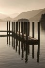 Bacino di legno nel lago al tramonto — Foto stock