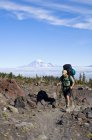 Mount Adams Wildnis, Washington State, USA; Wanderer wandern durch das Lawinentalcamp — Stockfoto