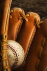 Primer plano de béisbol en guante de cuero - foto de stock