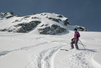 Esquiador de descenso en la ladera de la montaña - foto de stock