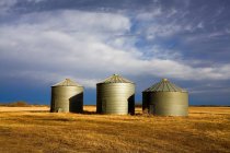 Trois silos sur le terrain — Photo de stock