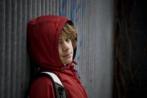 Мальчик-подросток; мальчик в куртке с капюшоном и смотрит в камеру — стоковое фото