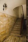 Лестница в помещении в доме — стоковое фото