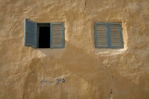 Fenster in Steinmauer — Stockfoto