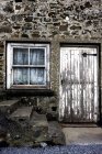 Porte et fenêtre altérées — Stock Photo