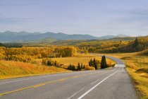Highway And Distant Mountains — Stock Photo