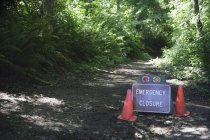 Дорога закрыта из-за чрезвычайной ситуации — стоковое фото