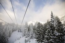 Telesilla en Crystal Mountain Ski Resort - foto de stock