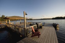 Muelle, lago del bosque, ontario, canada - foto de stock