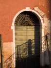 Weathered Doorway em Veneza — Fotografia de Stock