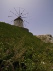 Velho moinho de vento na colina — Fotografia de Stock