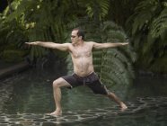 Como shambhala estate, bali, Indonesien; Mann in Yogaposition — Stockfoto