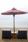 Пляжні стільці і парасолька — стокове фото