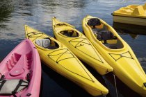 Kayaks vacíos en el agua - foto de stock