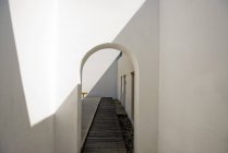 Corridor avec porte cintrée — Photo de stock