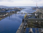 Docks gegen ruhiges Meerwasser — Stockfoto