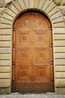 Pesante porta in legno — Foto stock