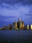 Detroit Skyline Al anochecer - foto de stock