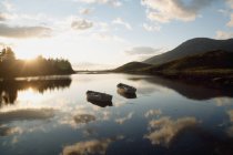 Bateaux sur le lac Ballynahinch — Photo de stock