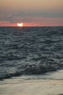 Puesta de sol sobre el océano - foto de stock