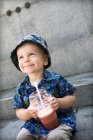 Мальчик, пьющий ледяной фруктовый напиток — стоковое фото