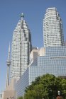 Torre Cn e architettura moderna — Foto stock