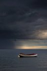 Boot im offenen Meer festgemacht — Stockfoto