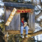 Menino pendurado fora no árvore casa com cão — Fotografia de Stock