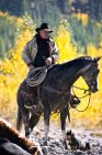 Cowboy em seu cavalo com seu cão, Alberta, Canadá — Fotografia de Stock