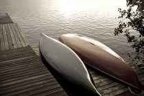 Canoe sul molo sdraiato a testa in giù — Foto stock