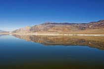 Lac Owens dans les montagnes de la Sierra Nevada — Photo de stock