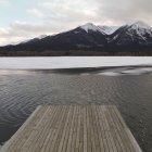 Muelle en un lago de montaña - foto de stock