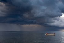 Barco vacío flotando en el mar del Norte - foto de stock
