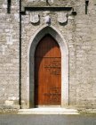 Церковная дверь днем — стоковое фото