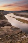 Rivière Red Deer avant le lever du soleil — Photo de stock