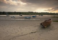 Barche attraccate sulla spiaggia, alnmouth, northumberland, Inghilterra — Foto stock