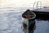 Canoa amarrada na doca — Fotografia de Stock