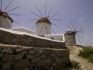 Ветряные мельницы против голубого неба — стоковое фото