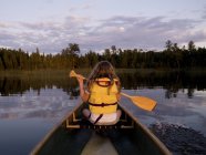 Lago de los Bosques, Ontario, Canadá; Chica en una canoa - foto de stock