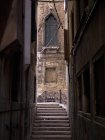 Vista delle scale e dell'arco — Foto stock
