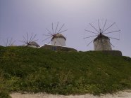 Moulins à vent contre un ciel bleu — Photo de stock